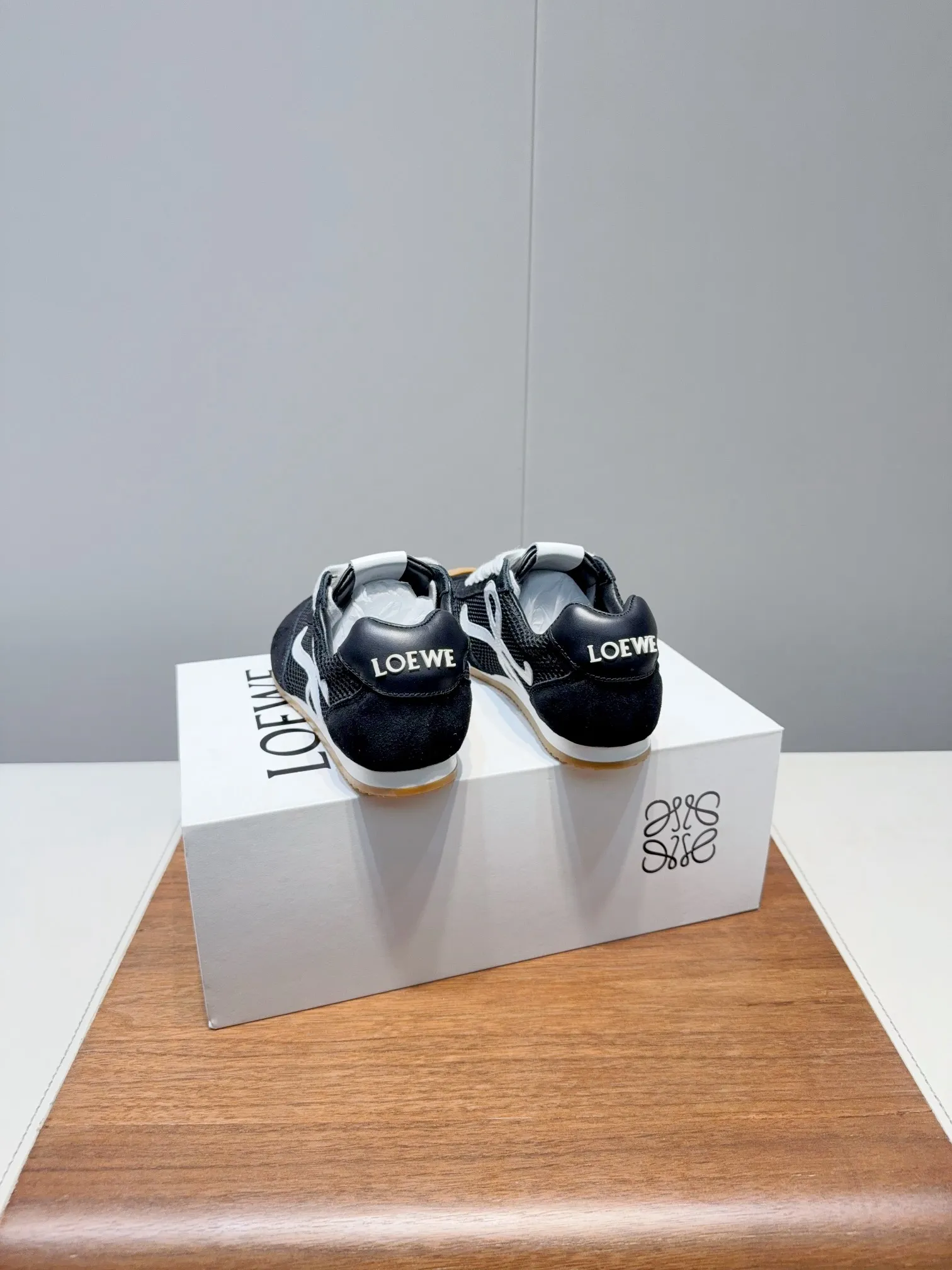 👟👟Ex-factory price 560👟👟 Loewe LOEW- 2025 mesh moral training shoes Super awesome Asymmetric toe shape, as LOEWE's signature design Super soft, lightweight and flexible sole, new wave texture rubber outsole, extending to the toe, upgraded soft leather lining and footbed to provide maximum comfort, 3D injection molded rubber LOEWE logo on the heel Fully open mold matching material Size: 35-40 (custom-made for 40 women, non-refundable)